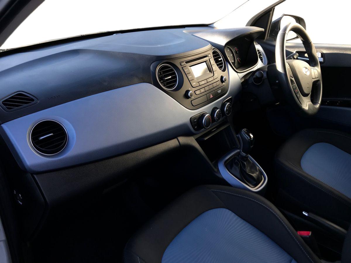 2015 Hyundai i10 1.2 Premium 5dr Auto - vehicle photo 5 for sale on PureCar