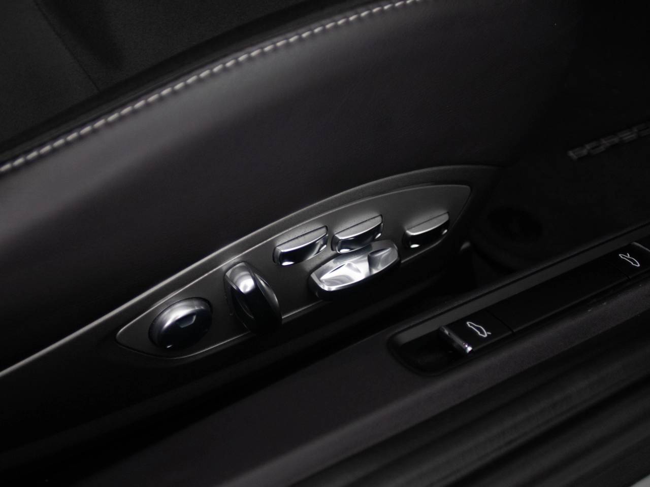 718 (982) CAYMAN GT4 image 39