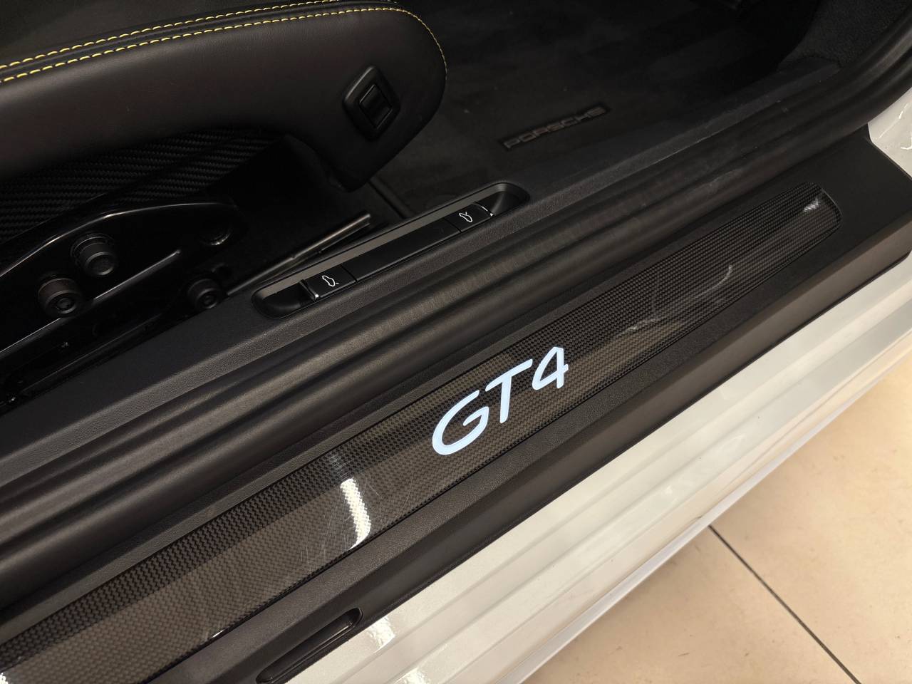 718 (982) CAYMAN GT4 image 29