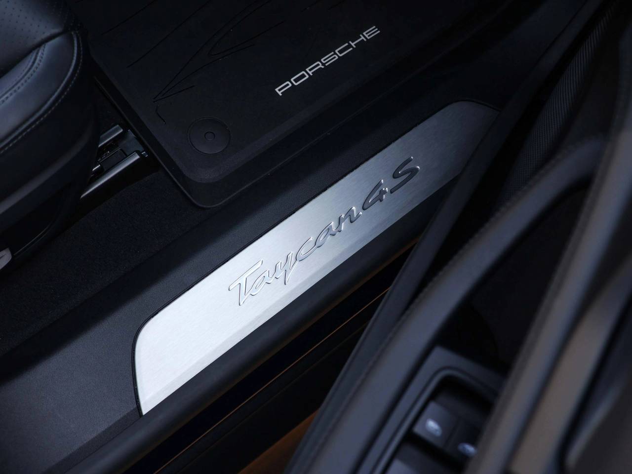 Taycan 4S (93KWH) (81) image 31