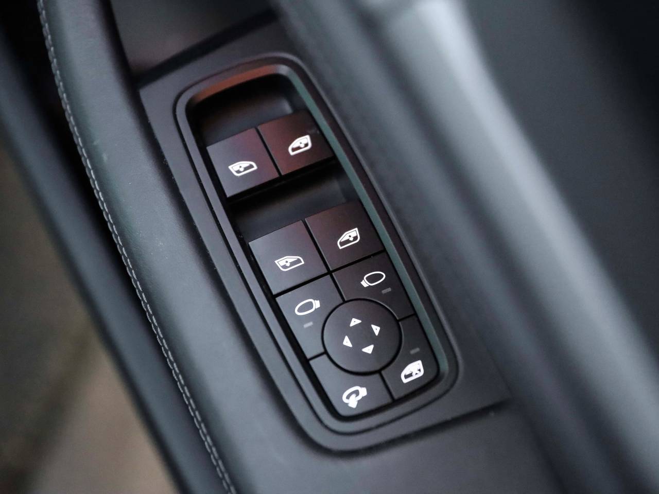 Taycan 4S (2) image 30