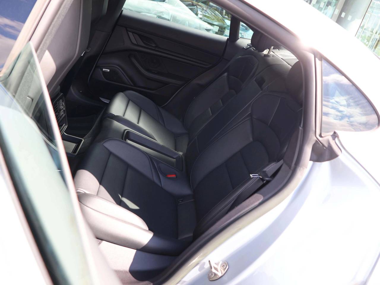 Taycan 4S (93KWH) (78) image 17