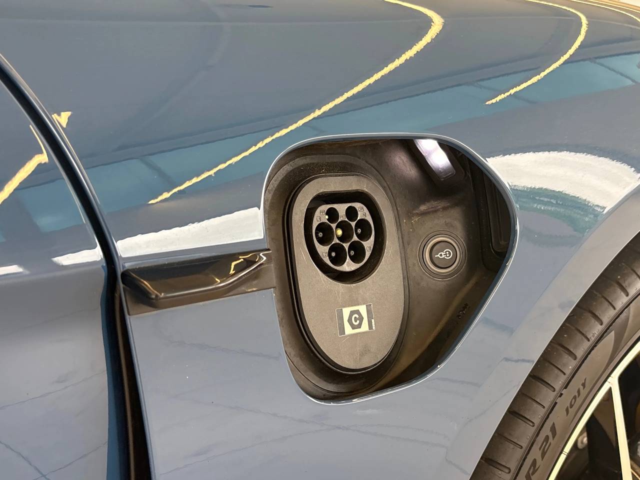 Taycan TURBO S 93KWH (2) image 15