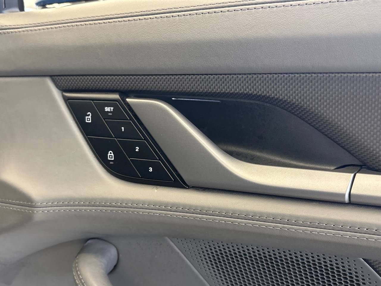 Taycan TURBO S 93KWH (2) image 32