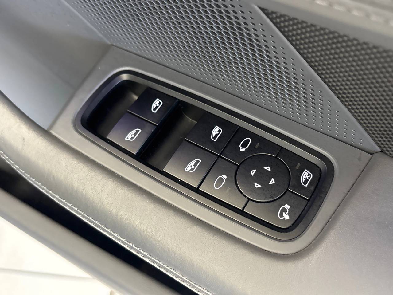 Taycan TURBO S 93KWH (2) image 33