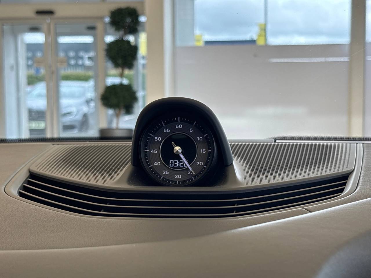 Taycan TURBO S 93KWH (2) image 40
