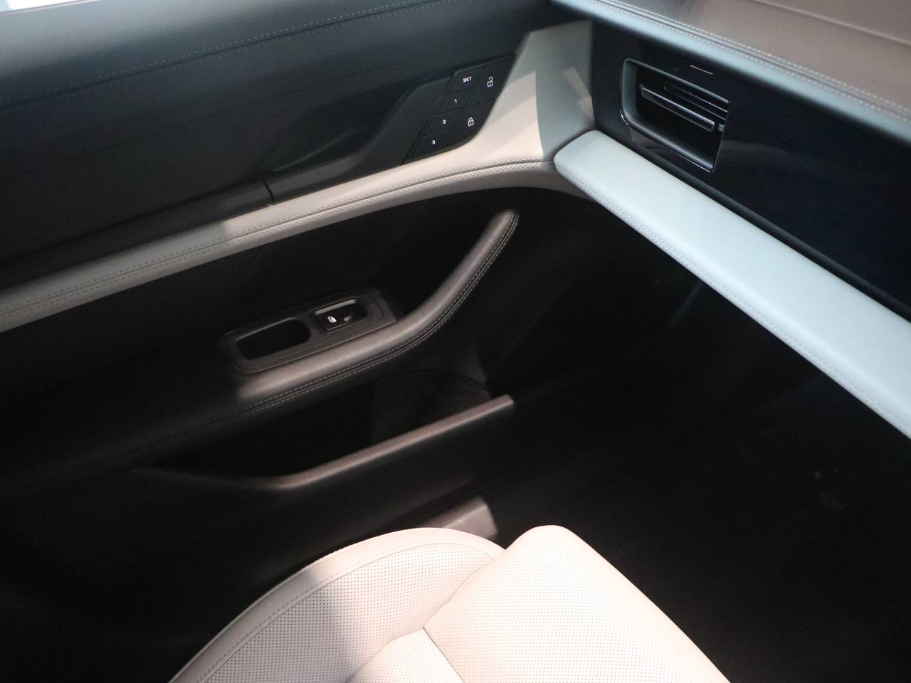 Taycan BASE SPORT TURISMO (6) image 21
