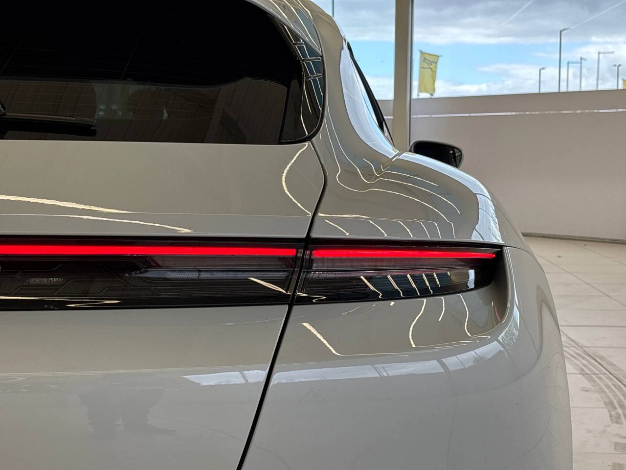 Taycan TURBO S SPORT TURISMO image 14