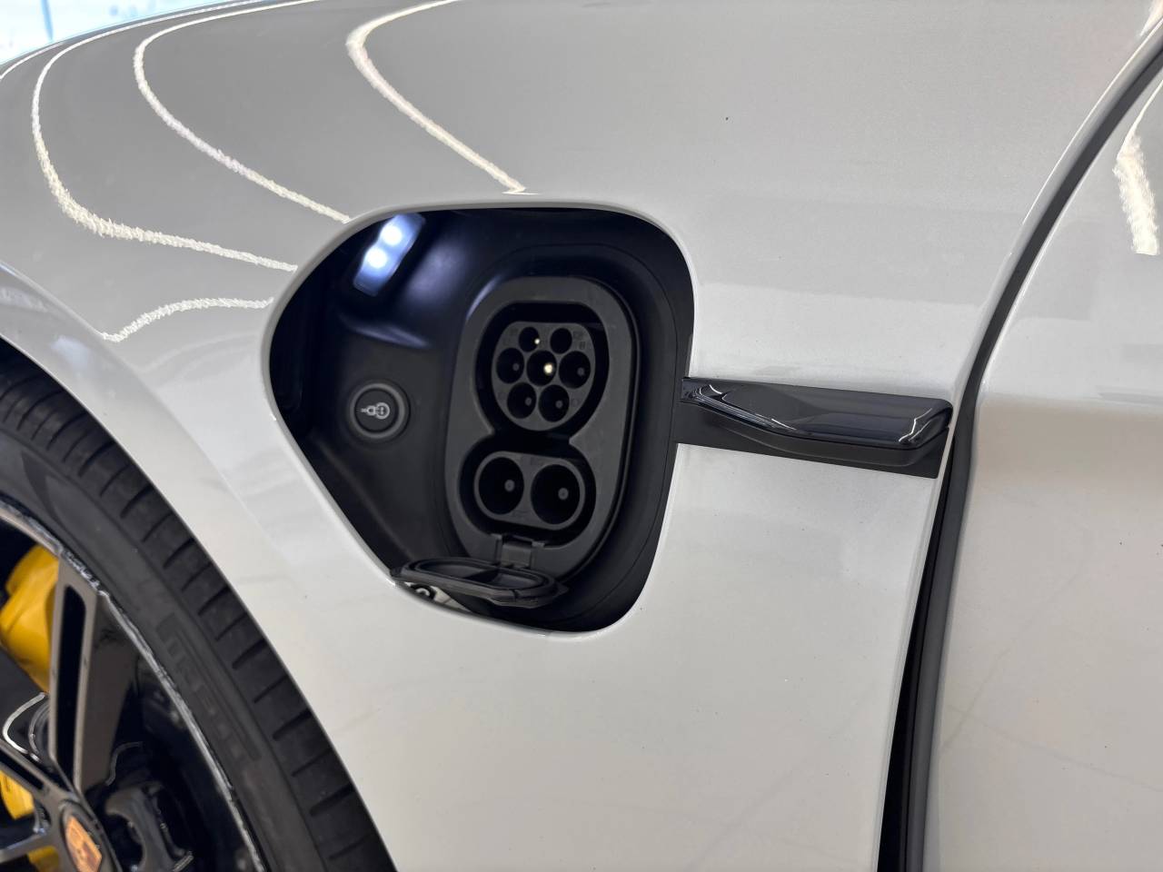 Taycan TURBO S SPORT TURISMO image 17