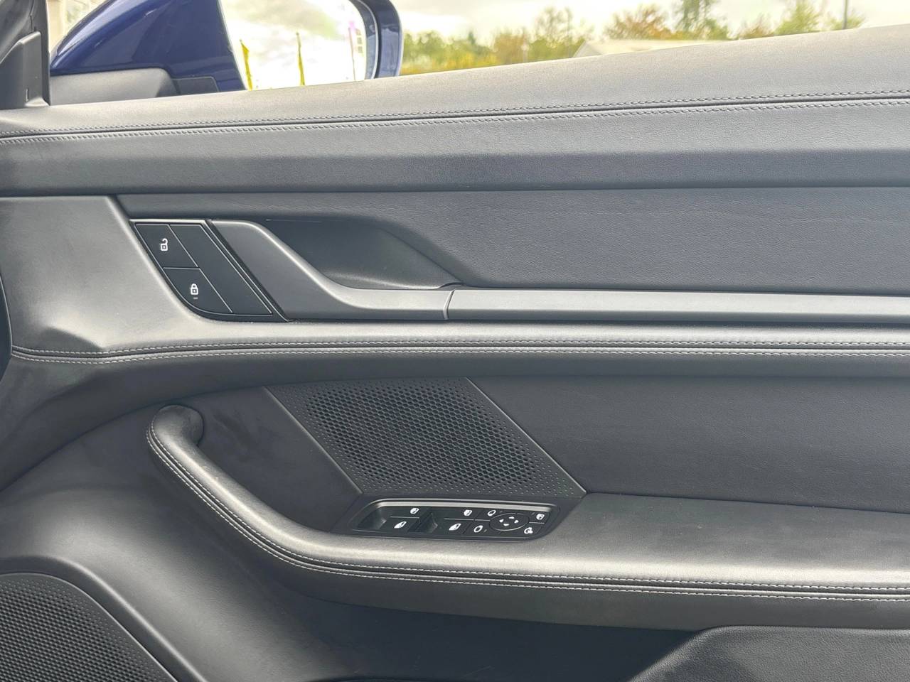 Taycan 4S (93KWH) (18) image 31