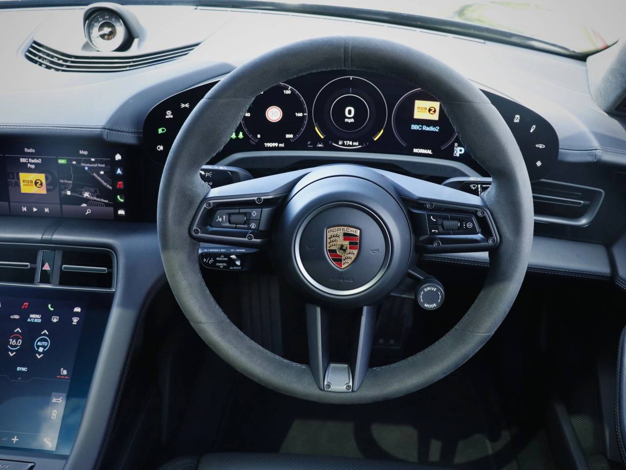 Taycan TURBO S SPORT TURISMO image 18