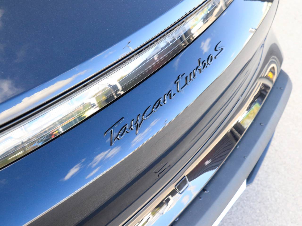 Taycan TURBO S SPORT TURISMO image 13