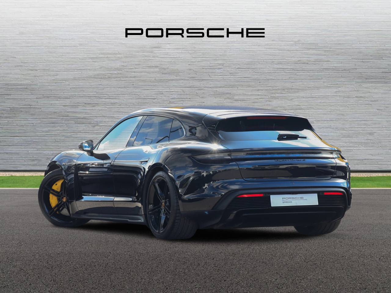 Taycan TURBO S SPORT TURISMO image 02