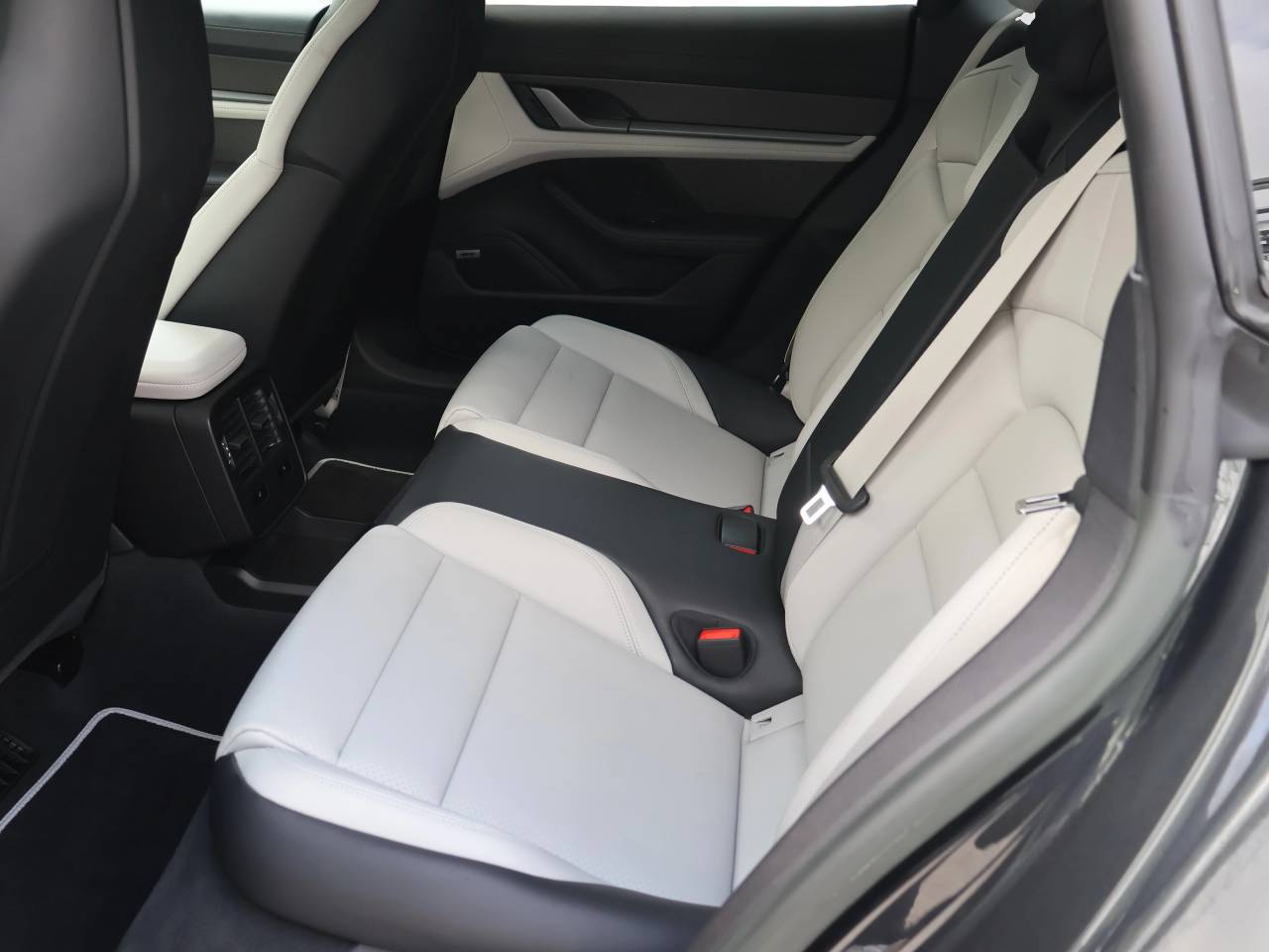 Taycan TURBO S SPORT TURISMO image 19