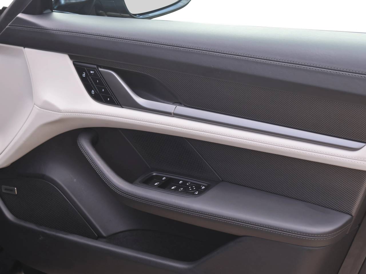 Taycan TURBO S SPORT TURISMO image 26