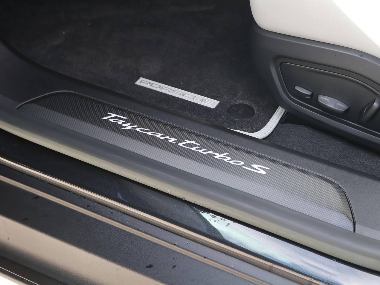 Taycan TURBO S SPORT TURISMO image 30