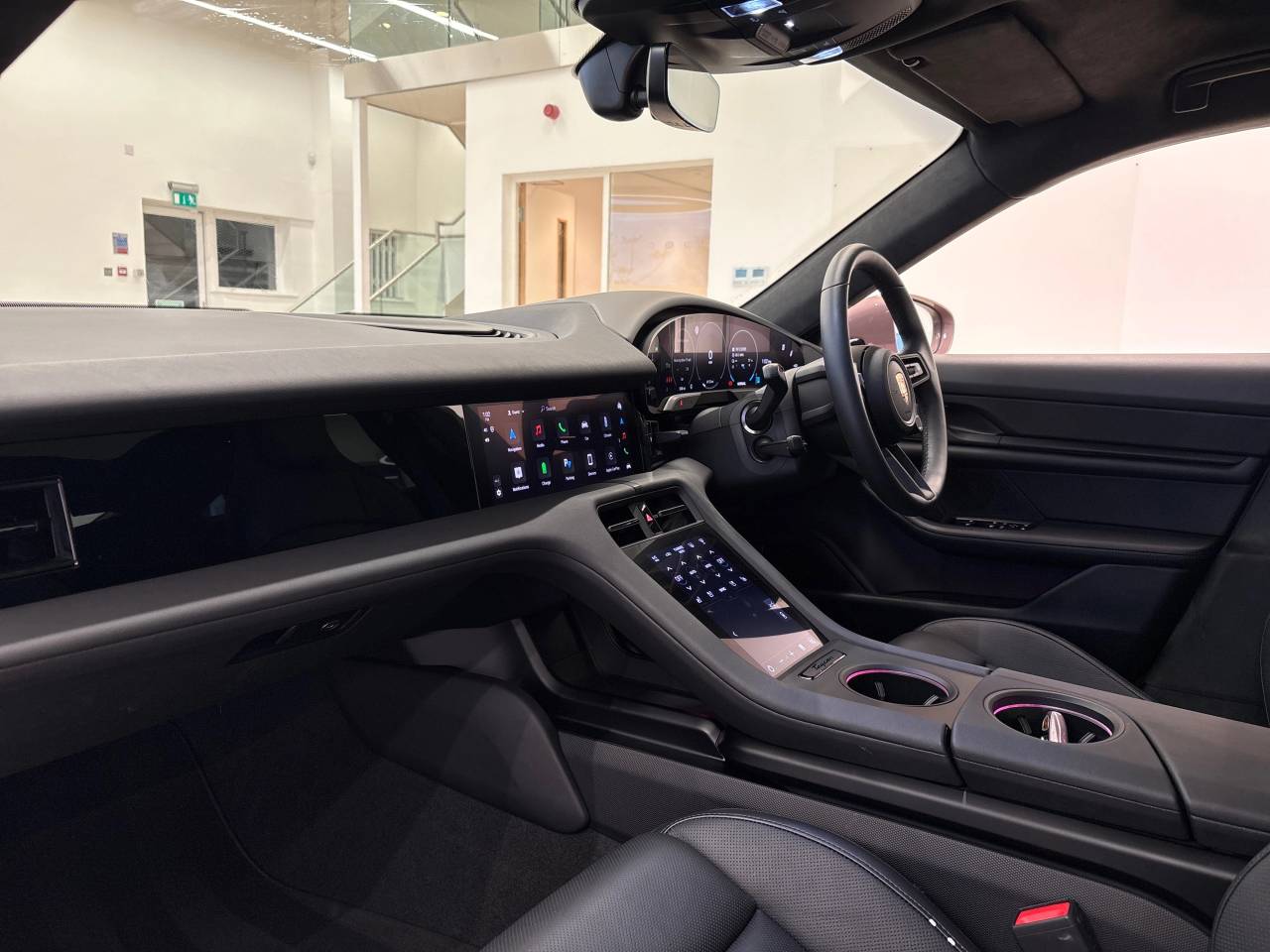 Taycan 4S (2) image 25