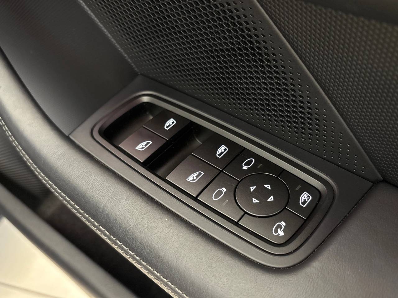 Taycan 4S (2) image 37