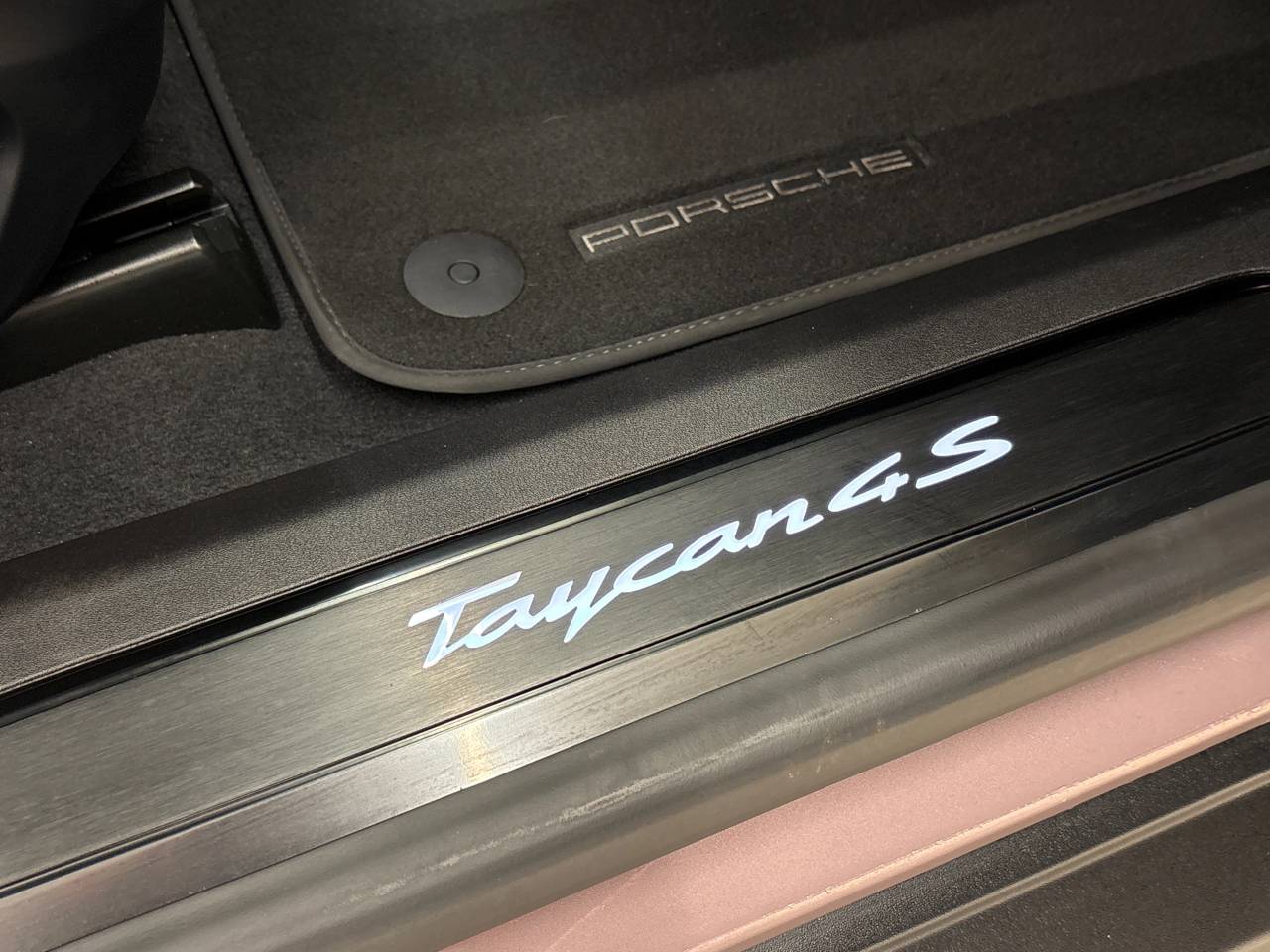 Taycan 4S (2) image 38