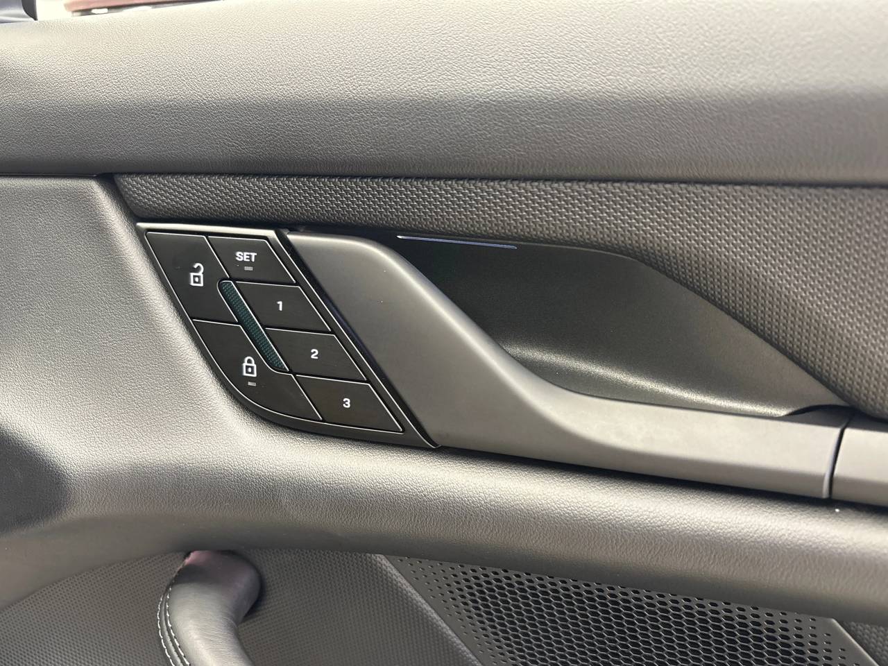 Taycan 4S (2) image 36