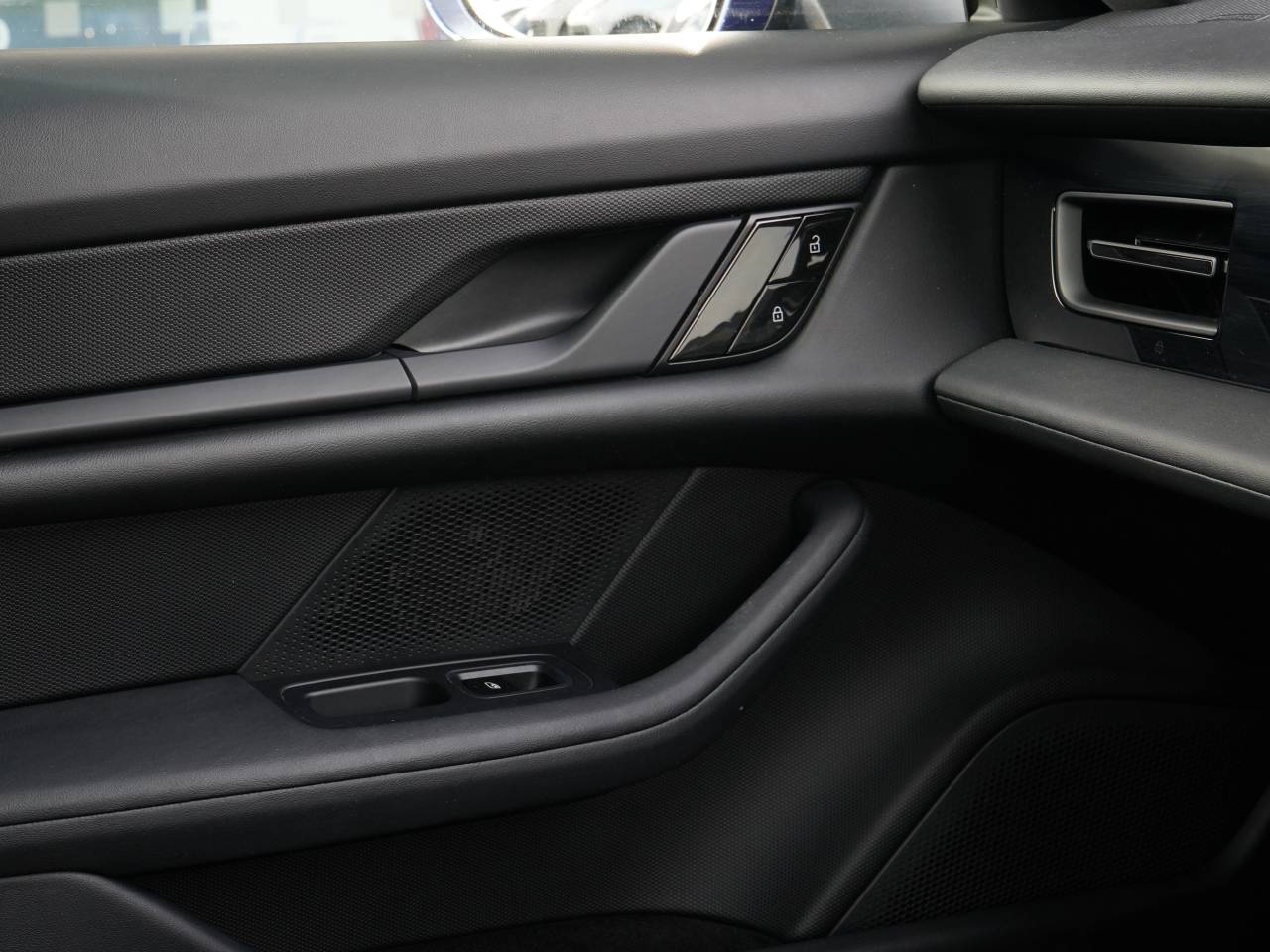 Taycan 4S (79KWH) (4) image 24