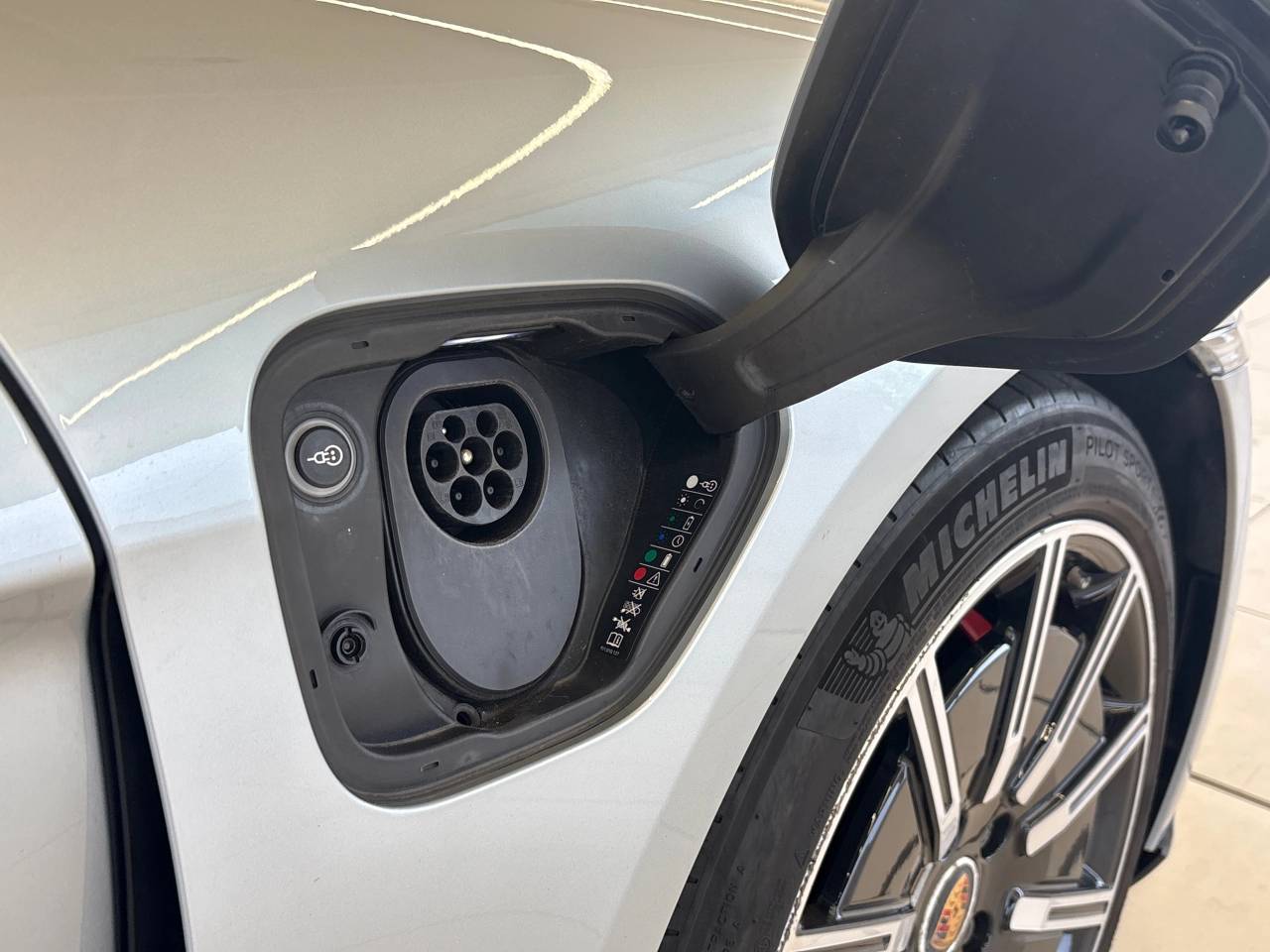 Taycan 4S (93KWH) (16) image 17