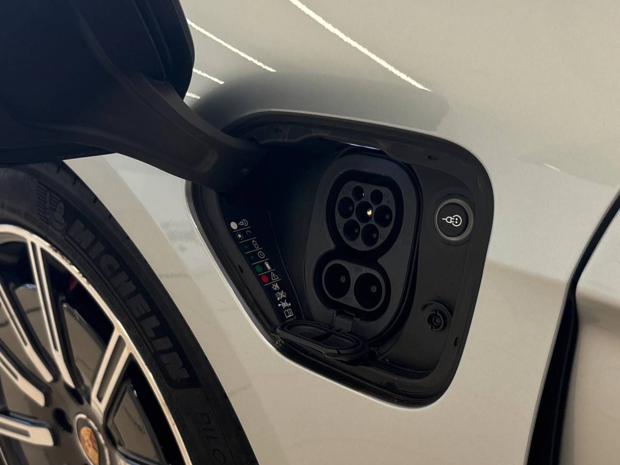 Taycan 4S (93KWH) (16) image 16