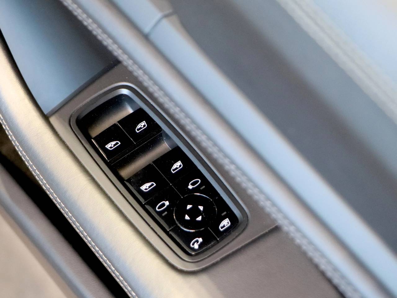 Taycan 4S (93KWH) (33) image 16