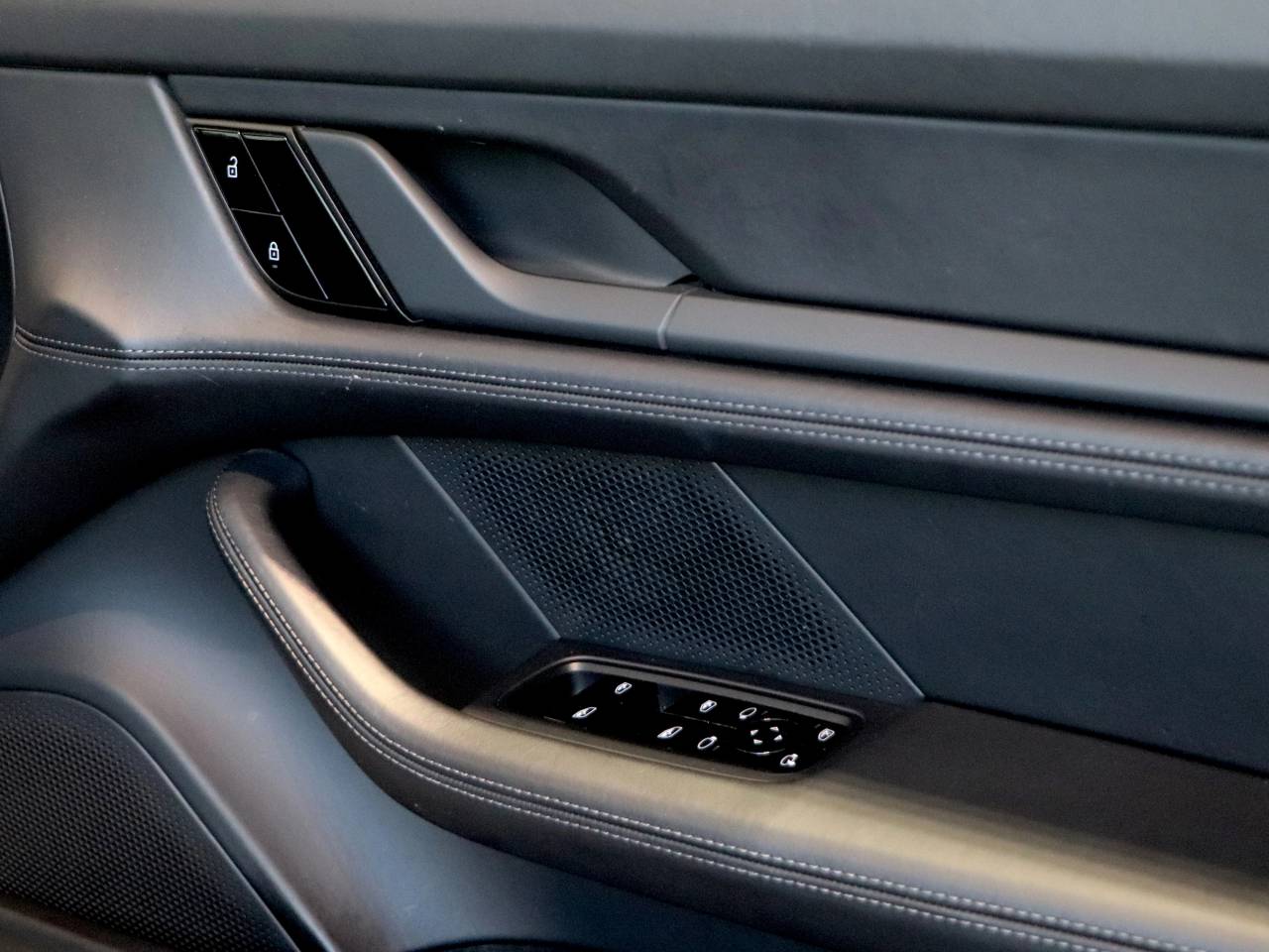 Taycan 4S (93KWH) (33) image 15