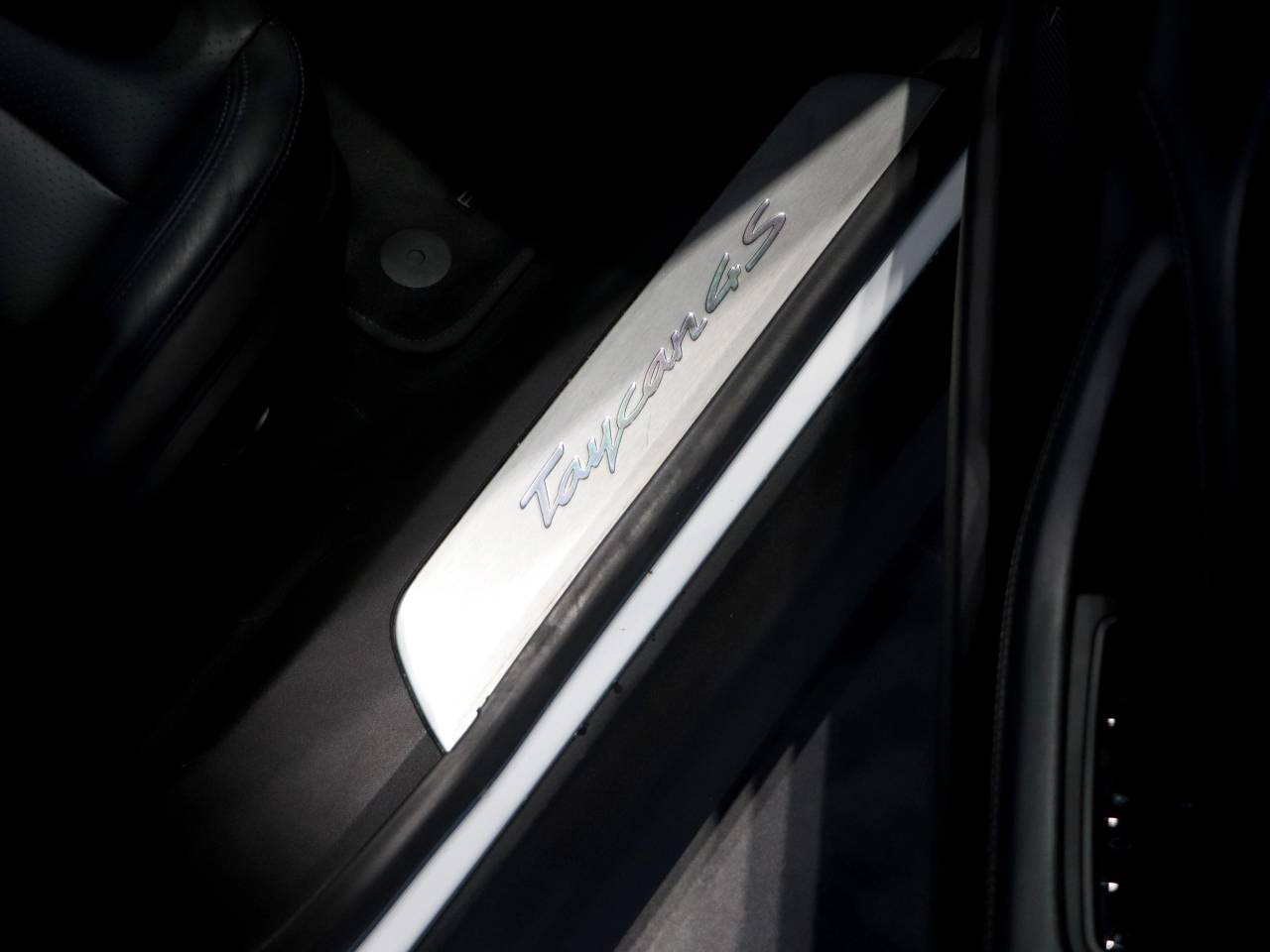 Taycan 4S (93KWH) (33) image 17