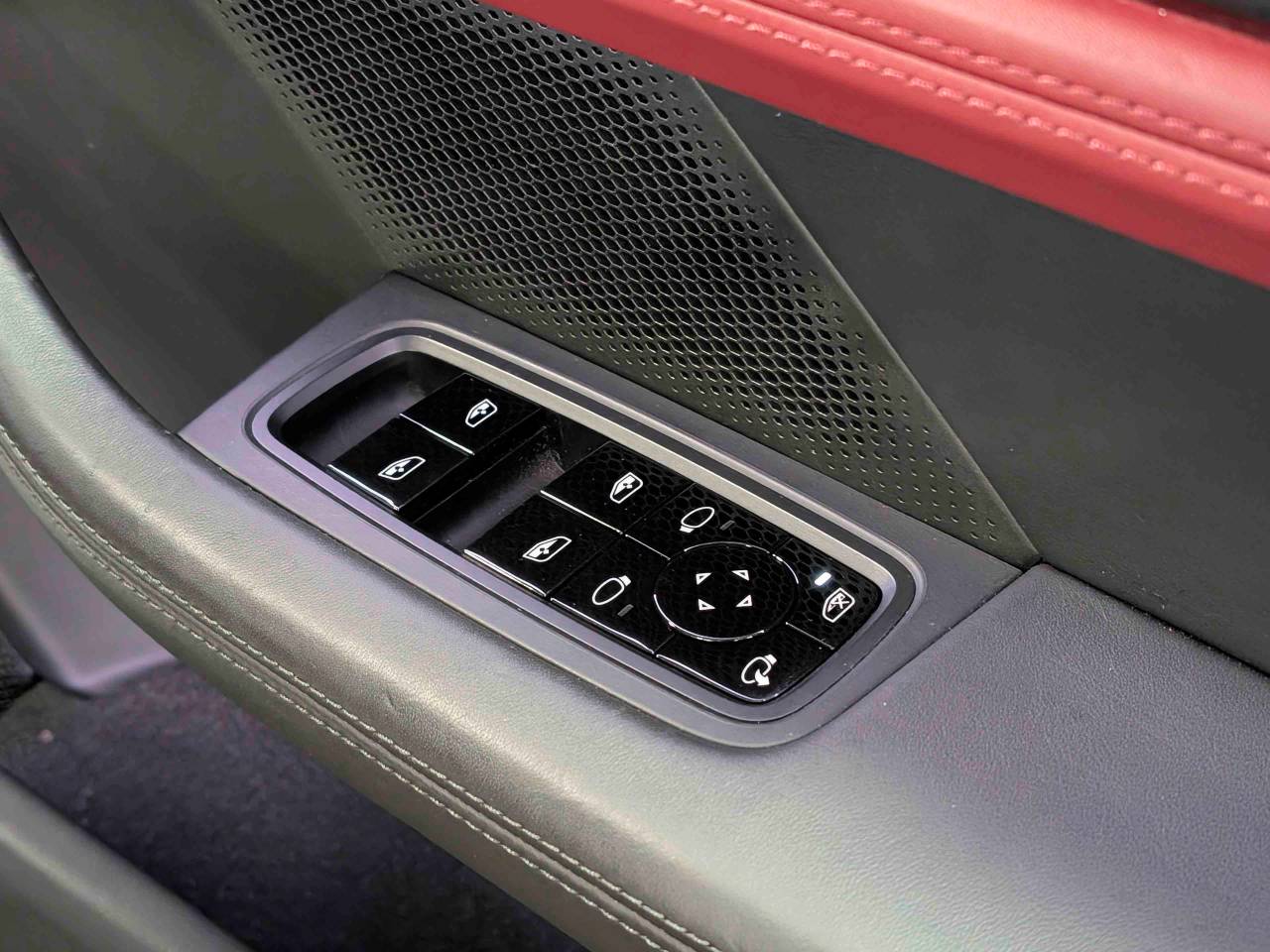 Taycan 4S (93KWH) (10) image 26