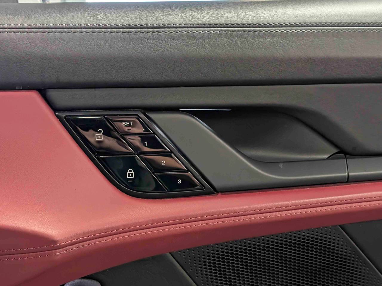 Taycan 4S (93KWH) (10) image 24