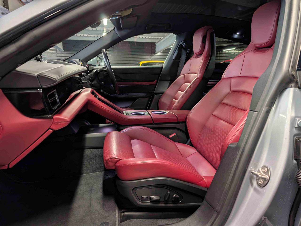 Taycan 4S (93KWH) (10) image 15