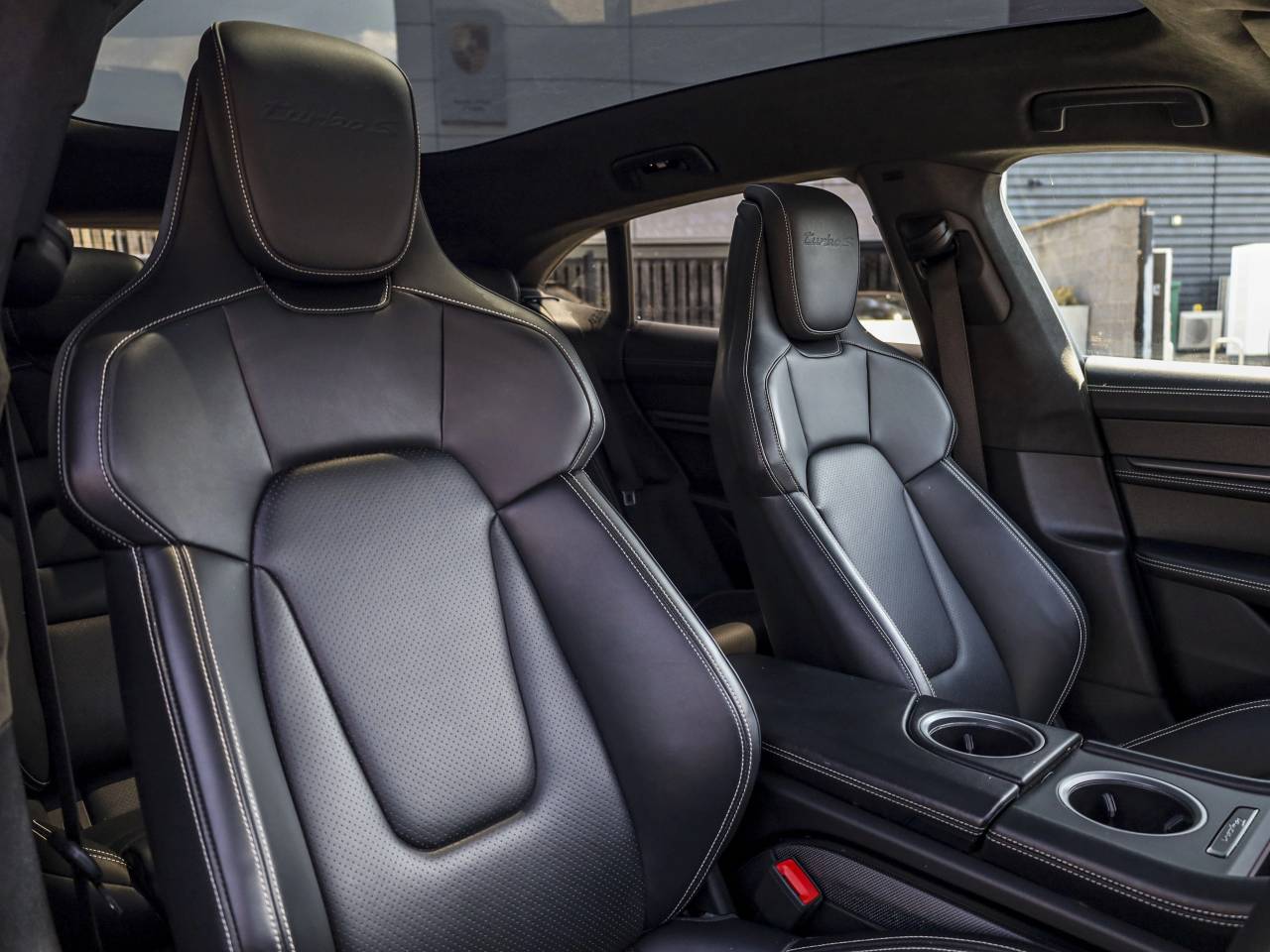 Taycan TURBO S CROSS TURISMO (2) image 05