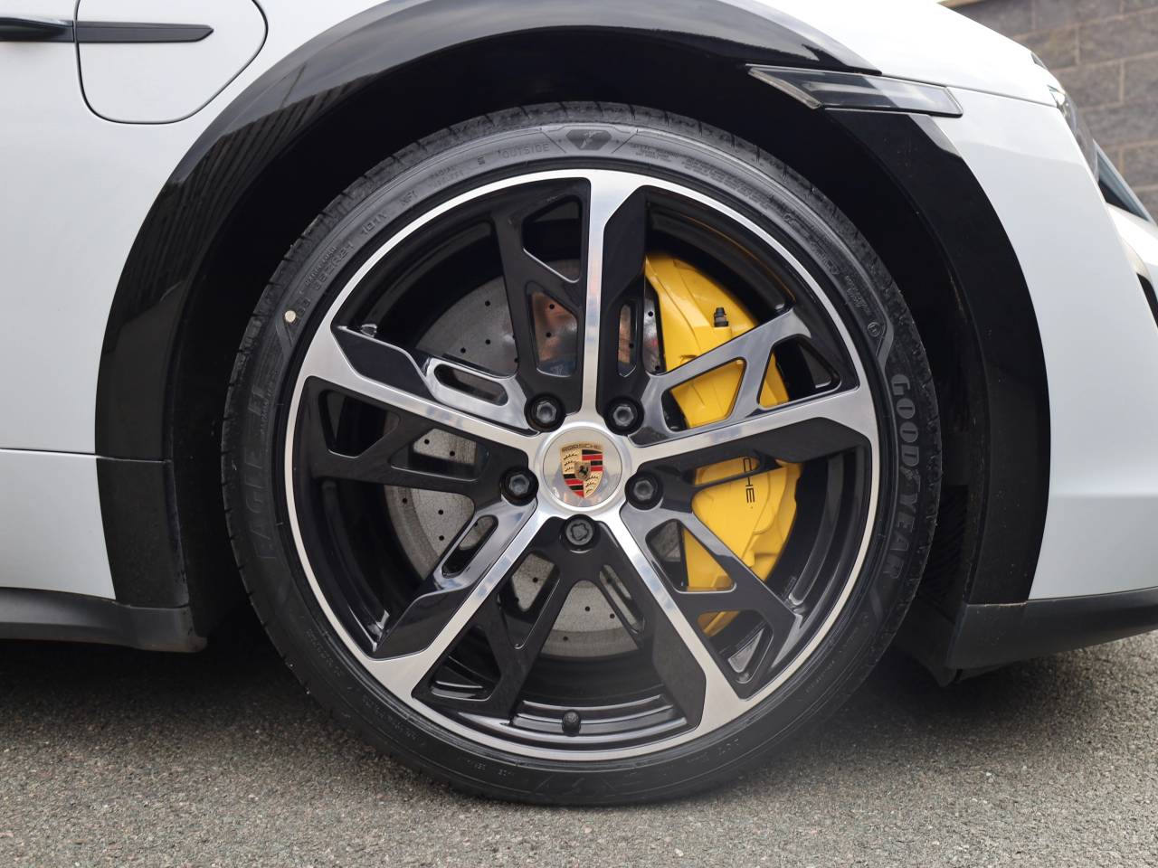Taycan TURBO S CROSS TURISMO (2) image 38