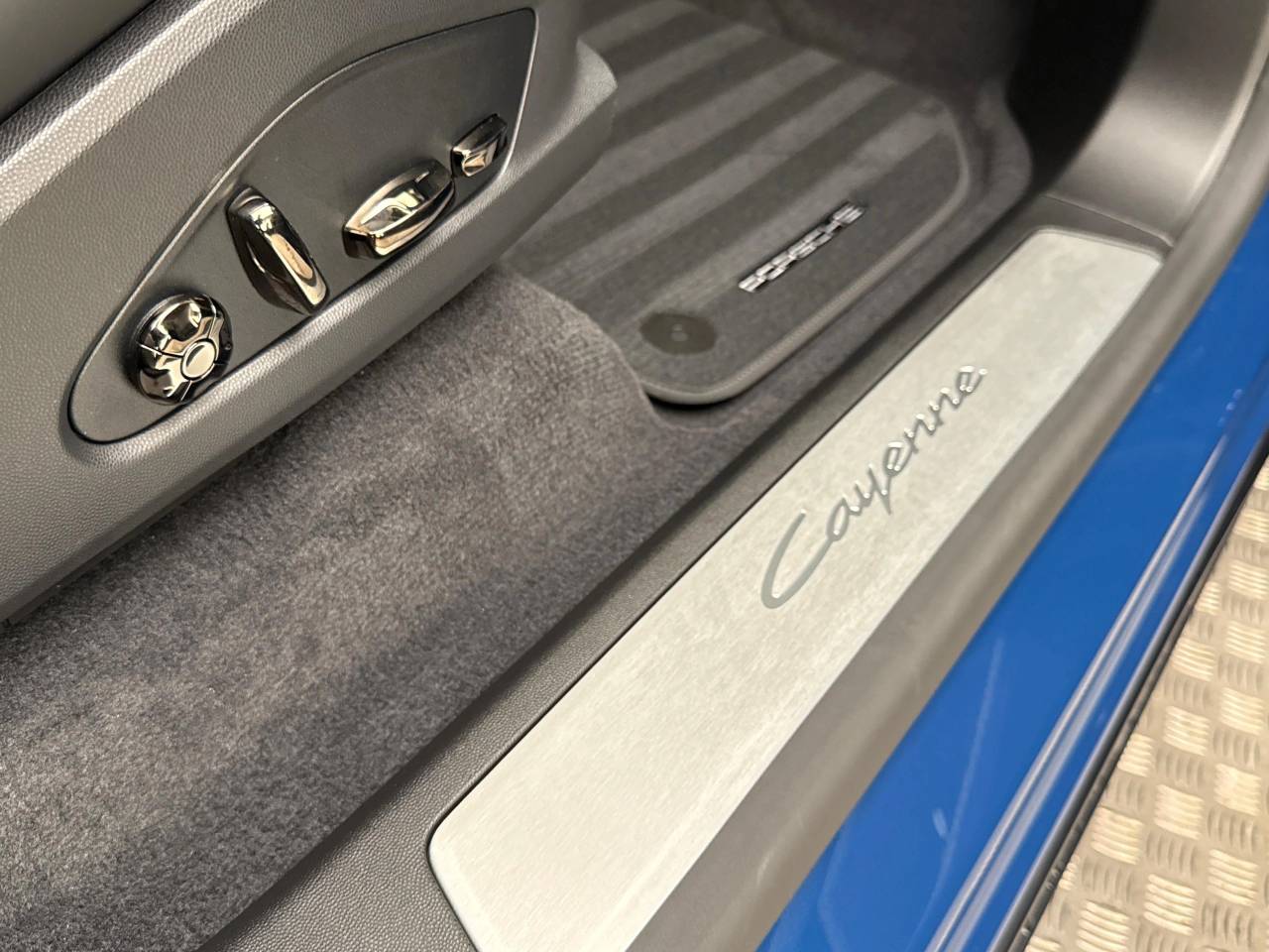 Cayenne (73) image 38