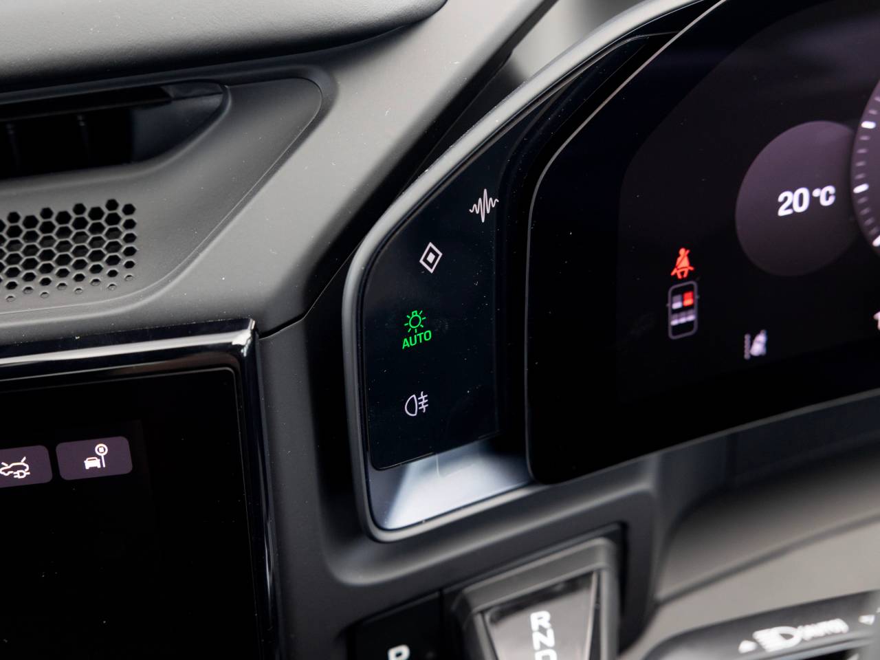 Cayenne (84) image 53