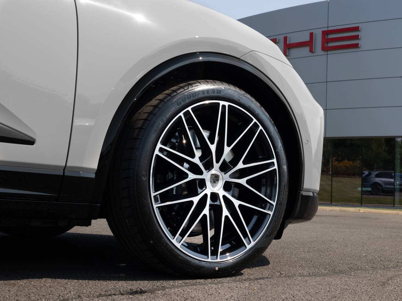Macan (90) image 35