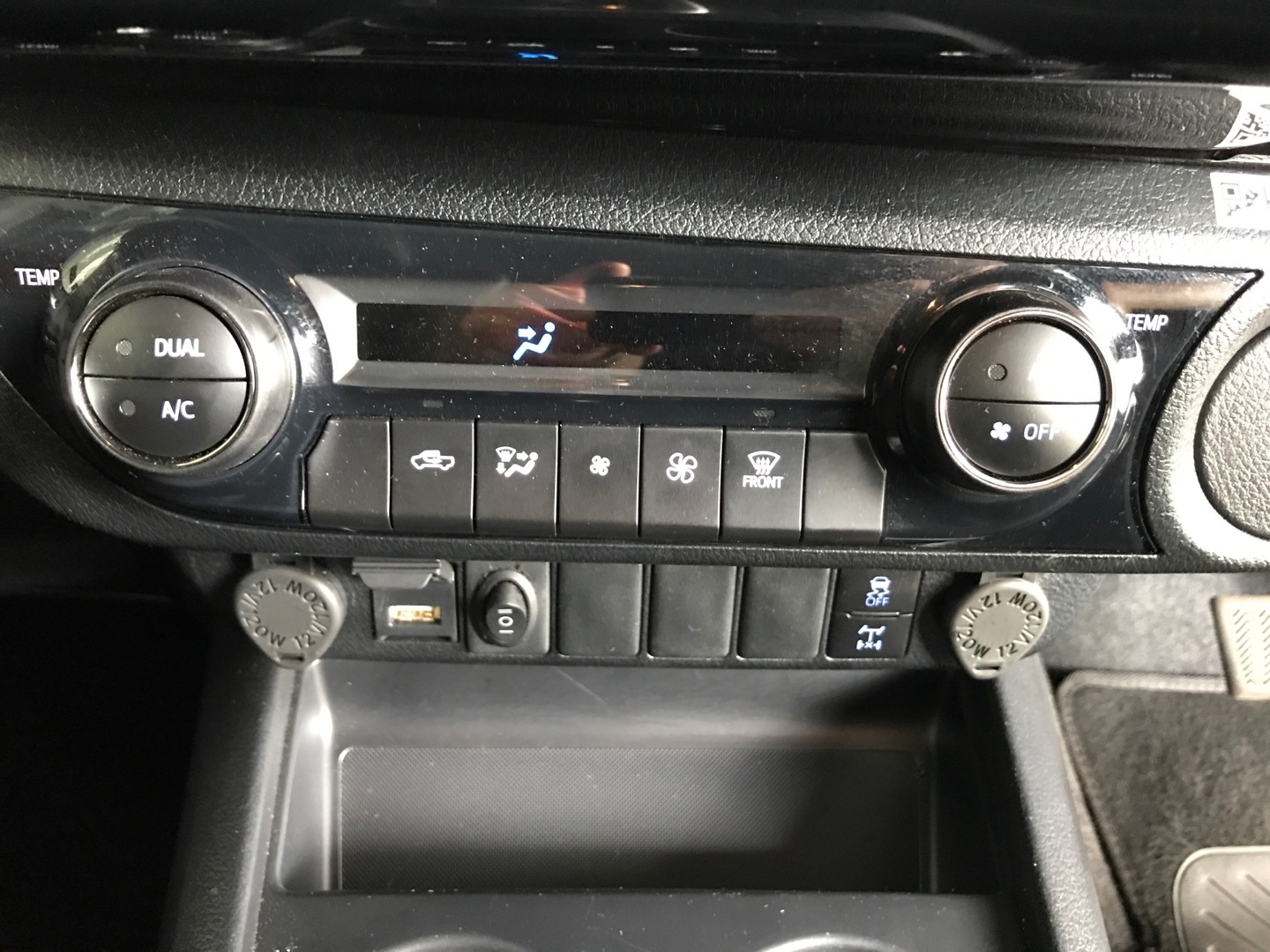 Toyota Hilux 2.8GD-6 DOUBLE CAB RAIDER AUTO