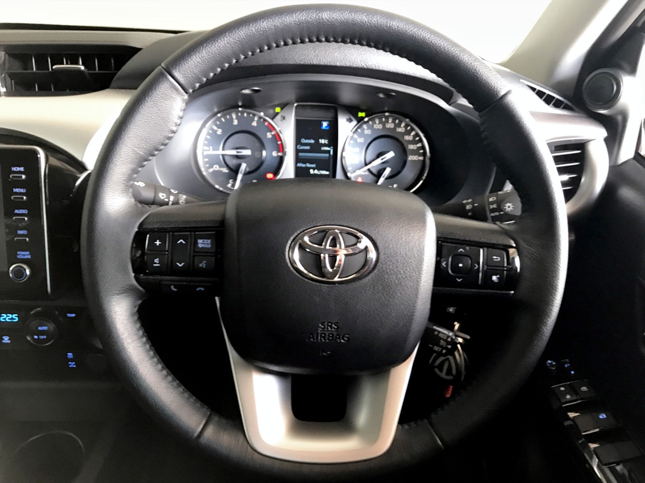 Toyota Hilux 2.8GD-6 DOUBLE CAB RAIDER AUTO