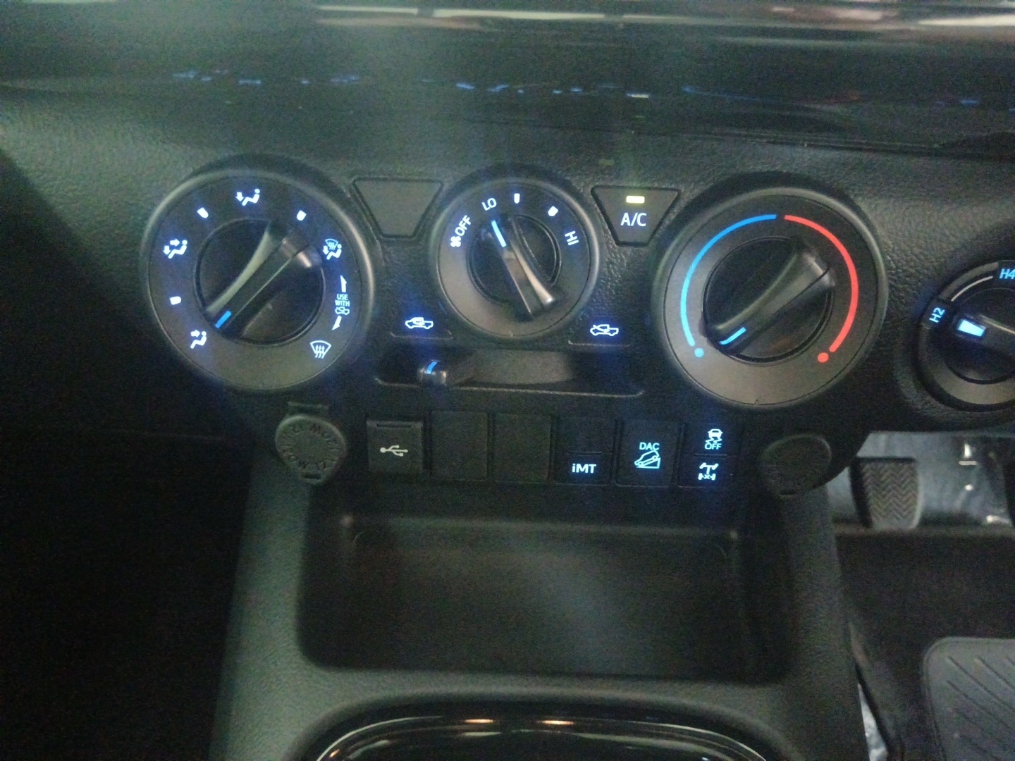 Toyota Hilux 2.8GD-6 XTRA CAB 4X4 LEGEND MANUAL