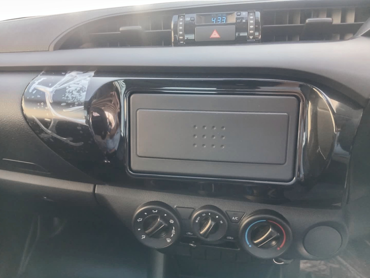 Toyota Hilux 2.4GD SINGLE CAB FLAT DECK