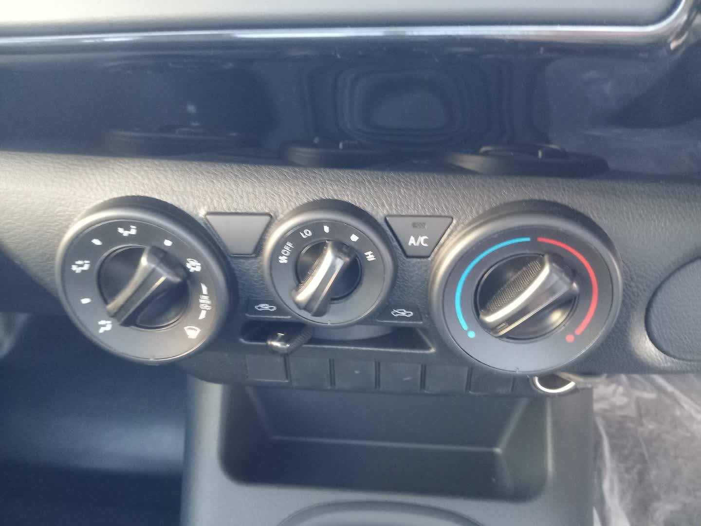 Toyota Hilux 2.4GD SINGLE CAB FLAT DECK