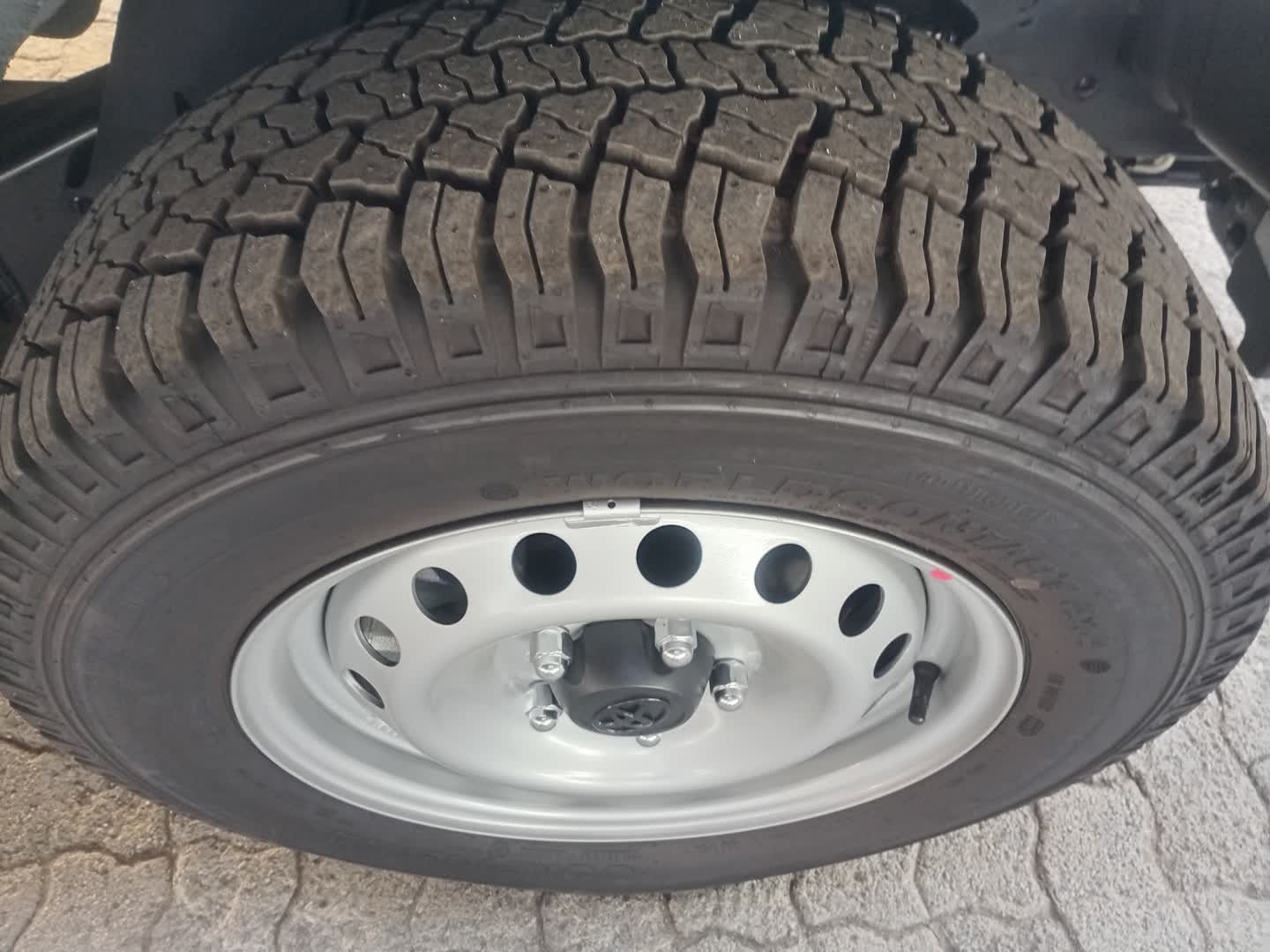 Toyota Hilux 2.4GD SINGLE CAB FLAT DECK