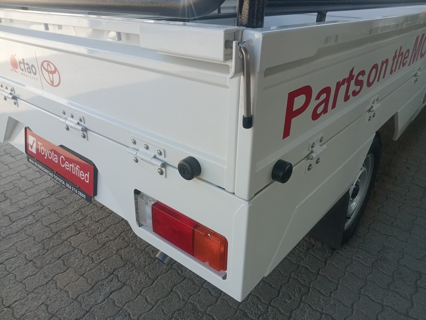 Toyota Hilux 2.4GD SINGLE CAB FLAT DECK