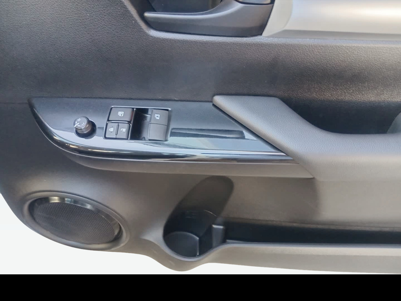 Toyota Hilux 2.4GD SINGLE CAB FLAT DECK
