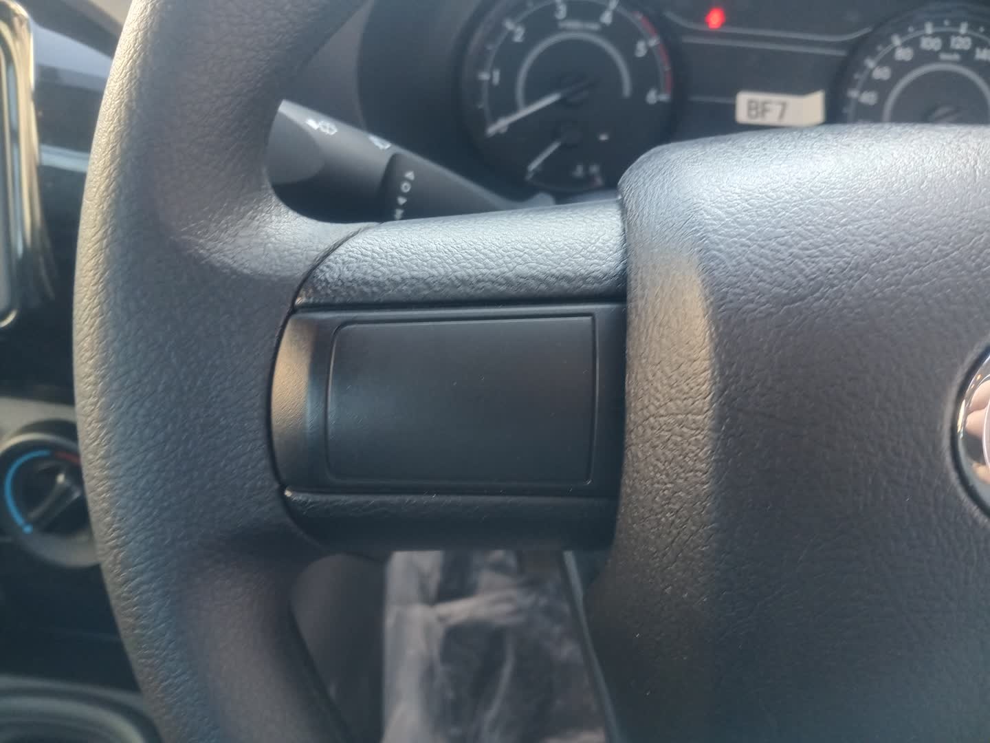 Toyota Hilux 2.4GD SINGLE CAB FLAT DECK