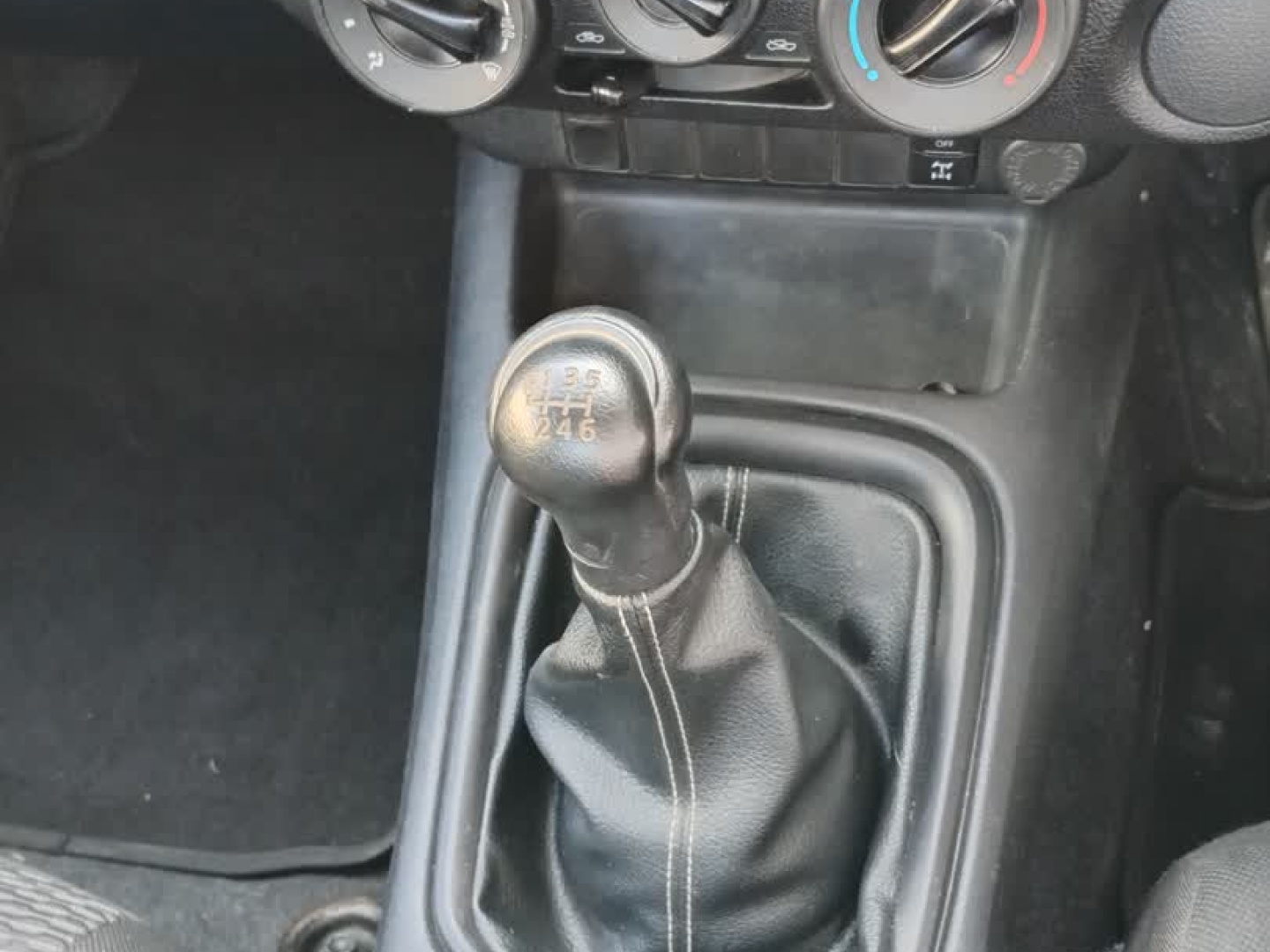 Toyota Hilux 2.4GD-6 SINGLE CAB RAIDER MANUAL