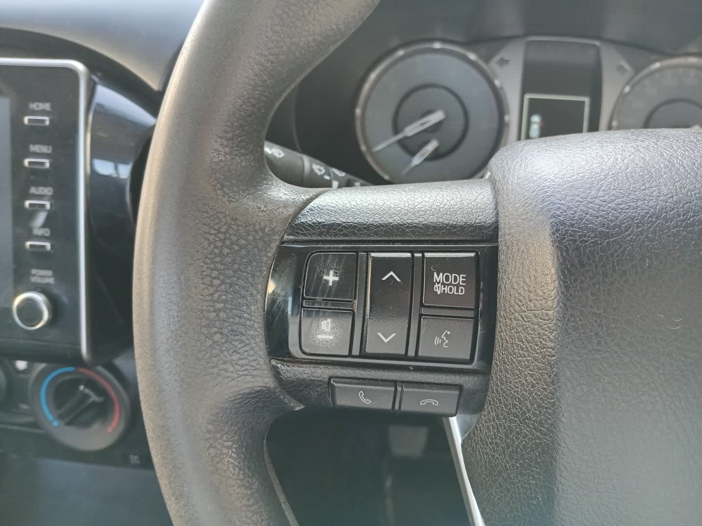 Toyota Hilux 2.4GD-6 SINGLE CAB RAIDER MANUAL