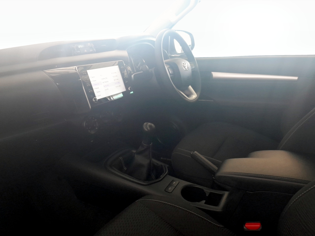 Toyota Hilux 2.4GD-6 XTRA CAB RAIDER MANUAL